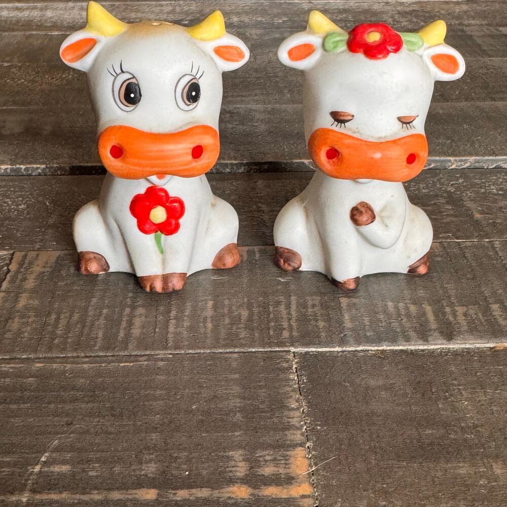 Vintage Hand Painted Bisque Cow Couple‎ Salt & Pepper Shakers